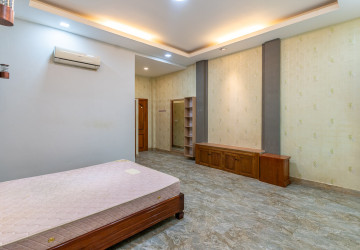 4 Bedroom Townhouse For Rent - Phsar Deum Thkov, Phnom Penh thumbnail