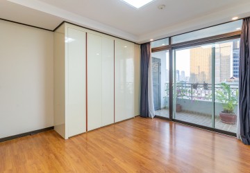 3 Bedroom Condo For Rent - Decastle Royal, BKK1,  Phnom Penh thumbnail