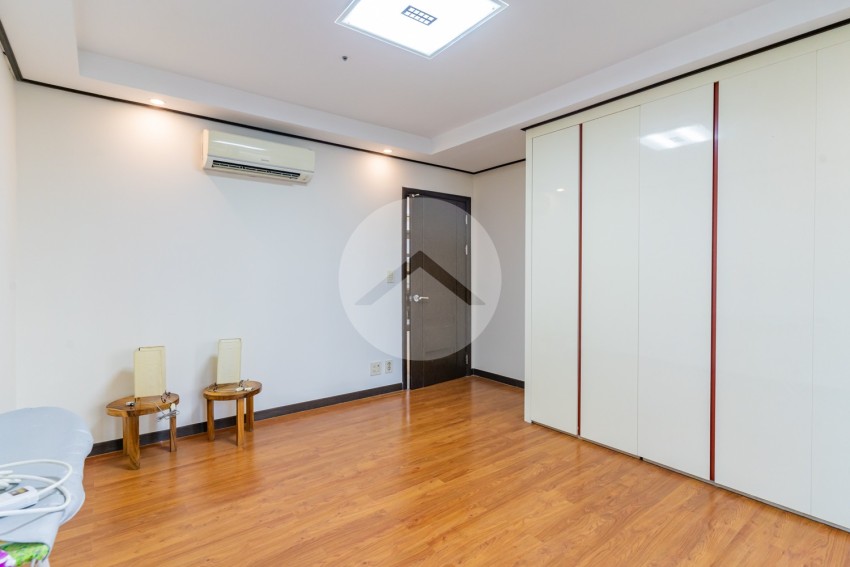 3 Bedroom Condo For Rent - Decastle Royal, BKK1,  Phnom Penh