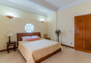 3 Bedroom Apartment For Rent - Tonle Bassac, Phnom Penh thumbnail