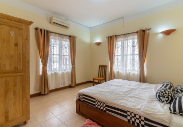 3 Bedroom Apartment For Rent - Tonle Bassac, Phnom Penh thumbnail