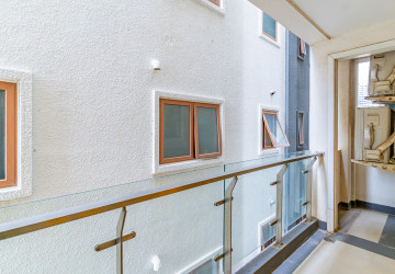 1 Bedroom Serviced Apartment For Rent - BKK1, Phnom Penh thumbnail