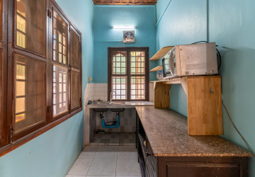 4 Bedroom Villa For Rent - Beoung Trabek, Phnom Penh thumbnail