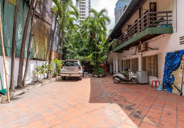 4 Bedroom Villa For Rent - Beoung Trabek, Phnom Penh thumbnail