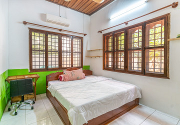 4 Bedroom Villa For Rent - Beoung Trabek, Phnom Penh thumbnail