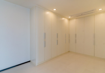 2 Bedroom Serviced Apartment For Rent - Chaktumok, Phnom Penh thumbnail