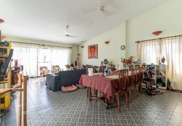 4 Bedroom Apartment For Rent - Tonle Bassac, Phnom Penh thumbnail