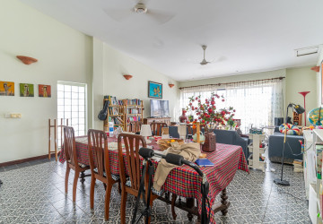 4 Bedroom Apartment For Rent - Tonle Bassac, Phnom Penh thumbnail