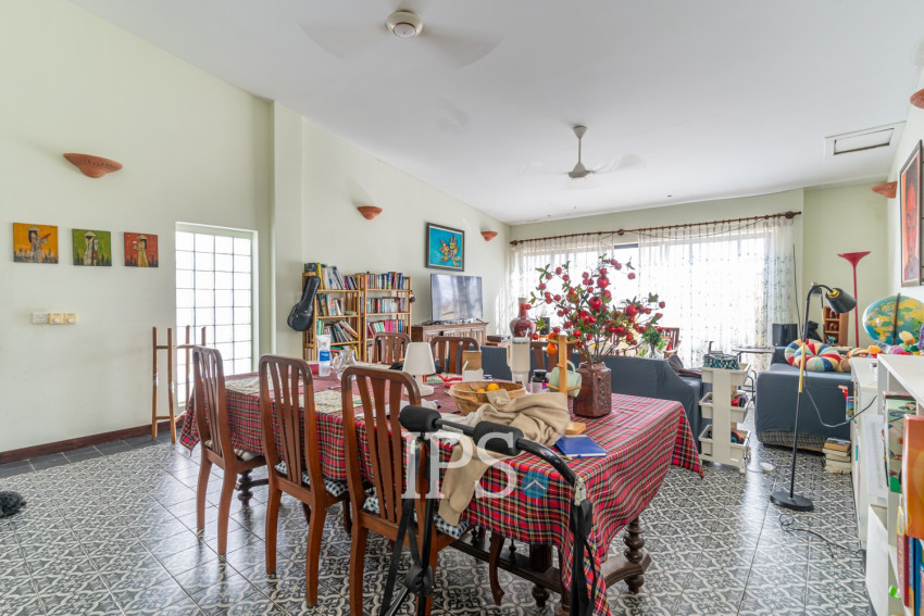 4 Bedroom Apartment For Rent - Tonle Bassac, Phnom Penh