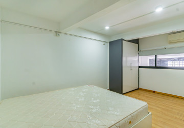 Renovated 2 Bedroom House For Rent - Tonle Bassac, Phnom Penh thumbnail