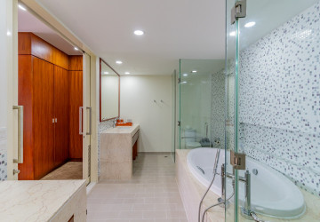 3 Bedroom Serviced Penthouse For Rent - Wat Phnom, Phnom Penh thumbnail