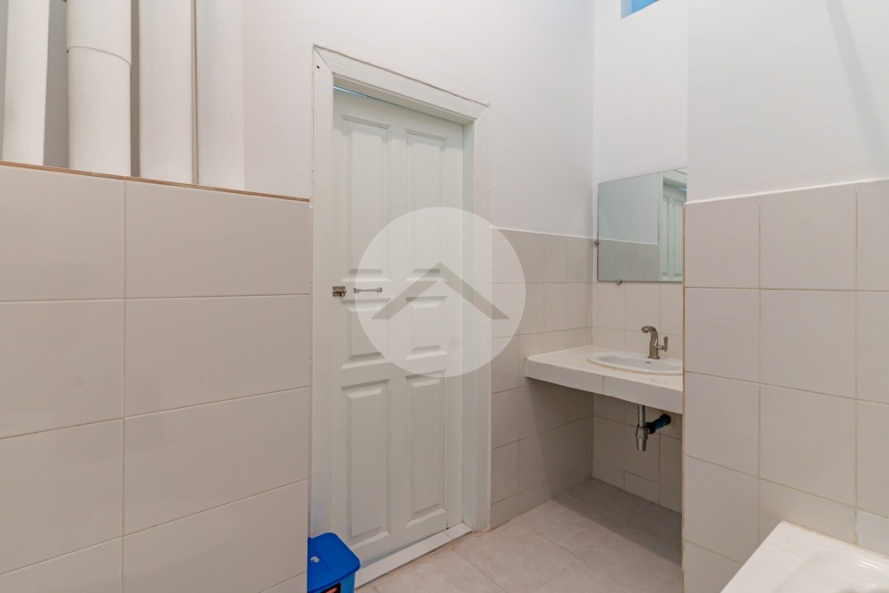 Renovated 3 Bedroom Apartment For Rent - Wat Phnom, Phnom Penh - Image 19