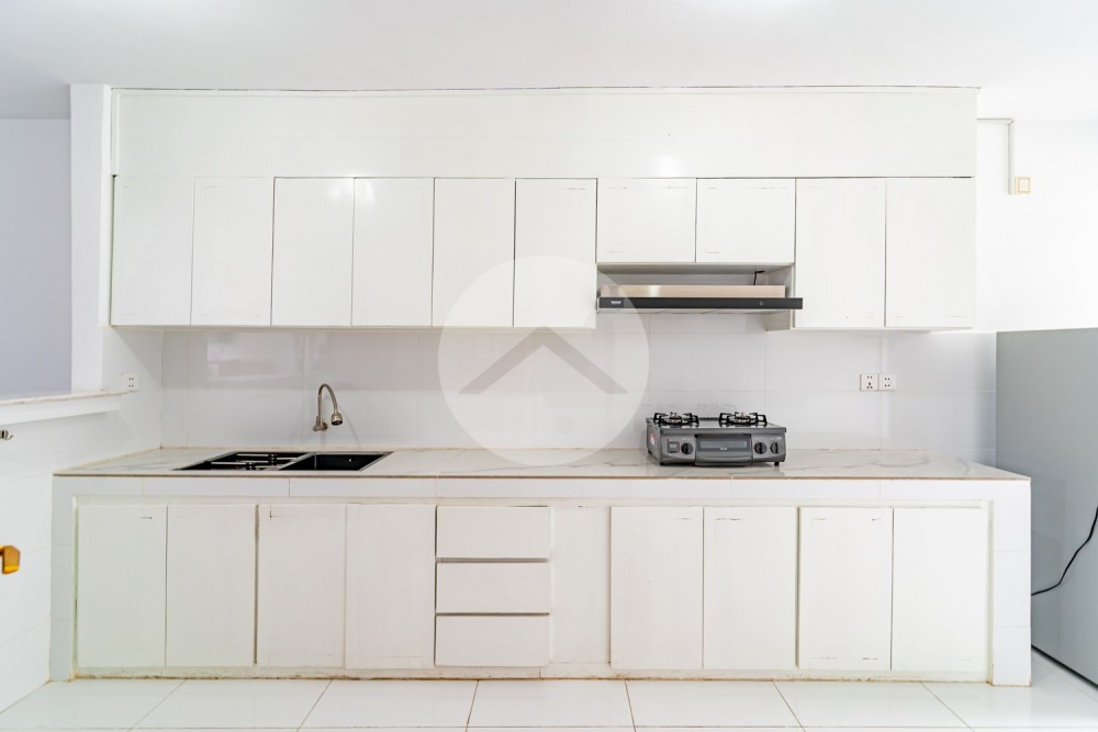Renovated 3 Bedroom Apartment For Rent - Wat Phnom, Phnom Penh - Image 7