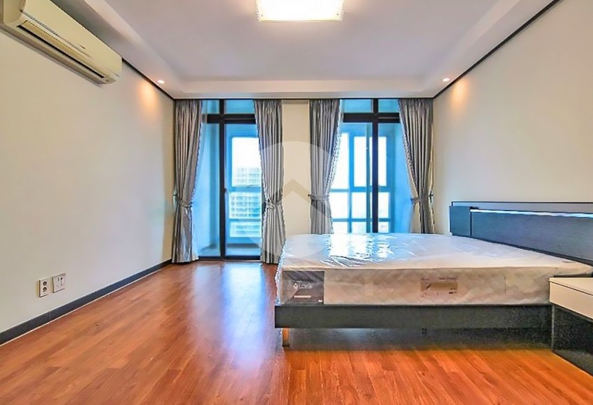 4 Bedroom Condo for Rent - De Castle Royal, BKK1, Phnom Penh