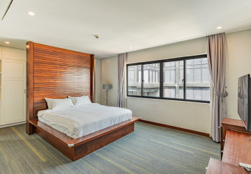 Duplex 4 Bedroom Serviced Penthouse For Rent - BKK1, Phnom Penh thumbnail