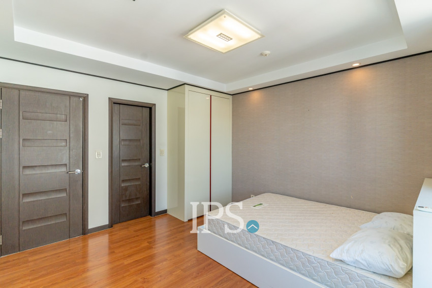 3 Bedroom Condo For Rent - De Castle, BKK1, Phnom Penh