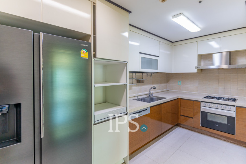 3 Bedroom Condo For Rent - De Castle, BKK1, Phnom Penh