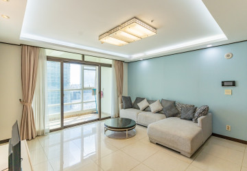 3 Bedroom Condo For Rent - De Castle, BKK1, Phnom Penh thumbnail