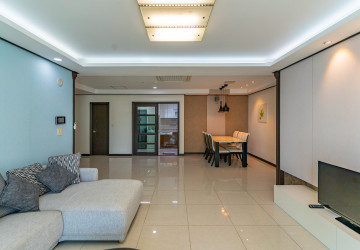 3 Bedroom Condo For Rent - De Castle, BKK1, Phnom Penh thumbnail