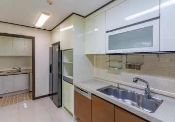 3 Bedroom Condo For Rent - De Castle, BKK1, Phnom Penh thumbnail