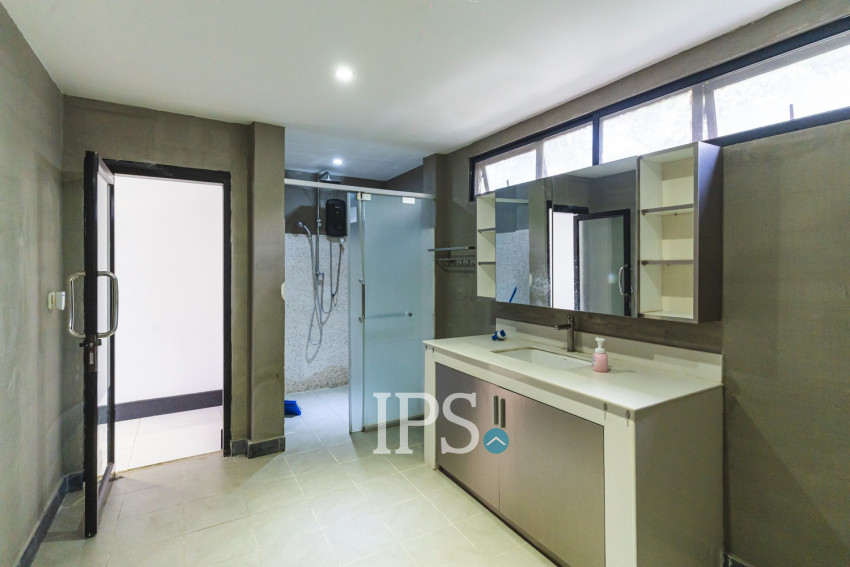 3 Bedroom Duplex Apartment for Rent - Wat Phnom, Phnom Penh