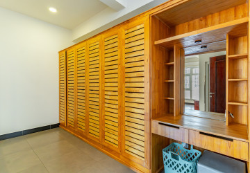 4 Bedroom Serviced Apartment For Rent - Tonle Bassac, Phnom Penh thumbnail