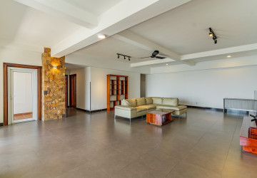 4 Bedroom Serviced Apartment For Rent - Tonle Bassac, Phnom Penh thumbnail
