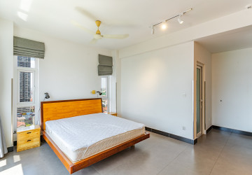 4 Bedroom Serviced Apartment For Rent - Tonle Bassac, Phnom Penh thumbnail