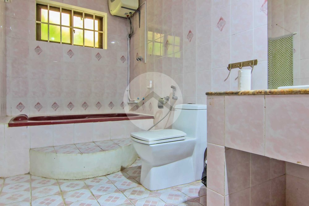 6 Bedroom Villa For Rent - Daun Penh, Phnom Penh - Image 12