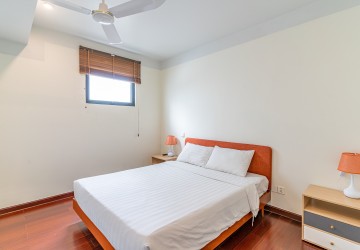 3 Bedrooms Serviced Apartment For Rent - Wat Phnom, Phnom Penh thumbnail