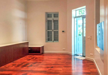 2 Bedroom Villa For Rent - Srah Chak, Phnom Penh thumbnail