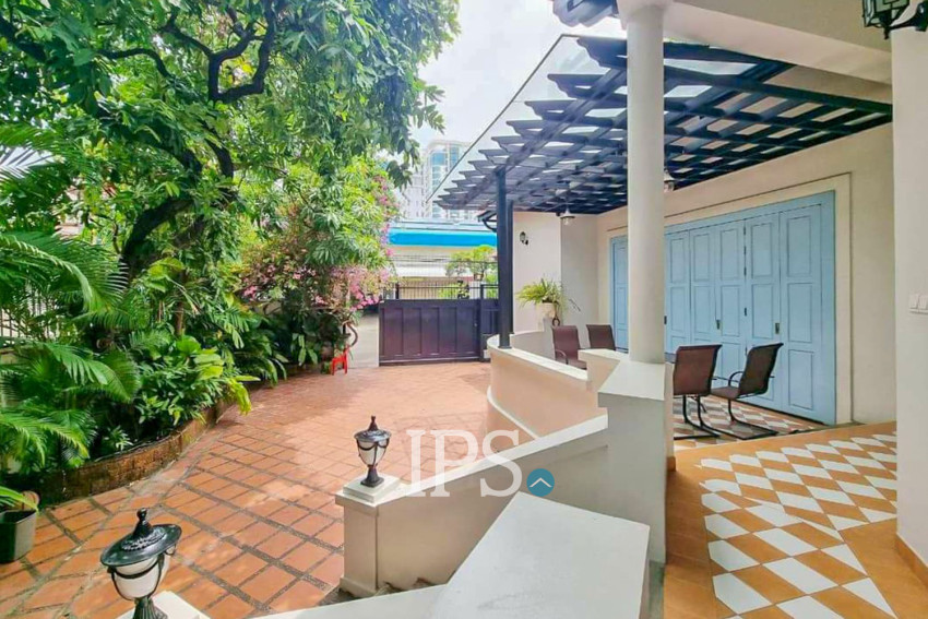 2 Bedroom Villa For Rent - Srah Chak, Phnom Penh