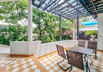 2 Bedroom Villa For Rent - Srah Chak, Phnom Penh thumbnail