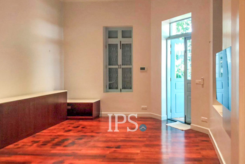 2 Bedroom Villa For Rent - Srah Chak, Phnom Penh