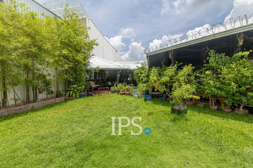 Renovated Duplex 4 Bedroom Penthouse For Rent - Phsar Kandal 1, Phnom Penh