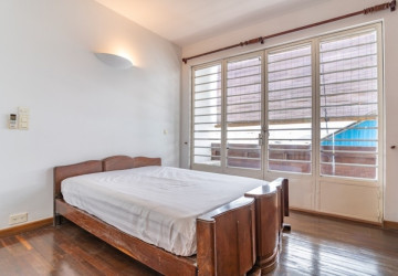 Renovated Duplex 4 Bedroom Penthouse For Rent - Phsar Kandal 1, Phnom Penh thumbnail