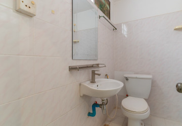 4 Bedroom Townhouse For Rent - Tonle Bassac, Phnom Penh thumbnail