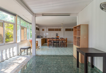 4 Bedroom Townhouse For Rent - Tonle Bassac, Phnom Penh thumbnail