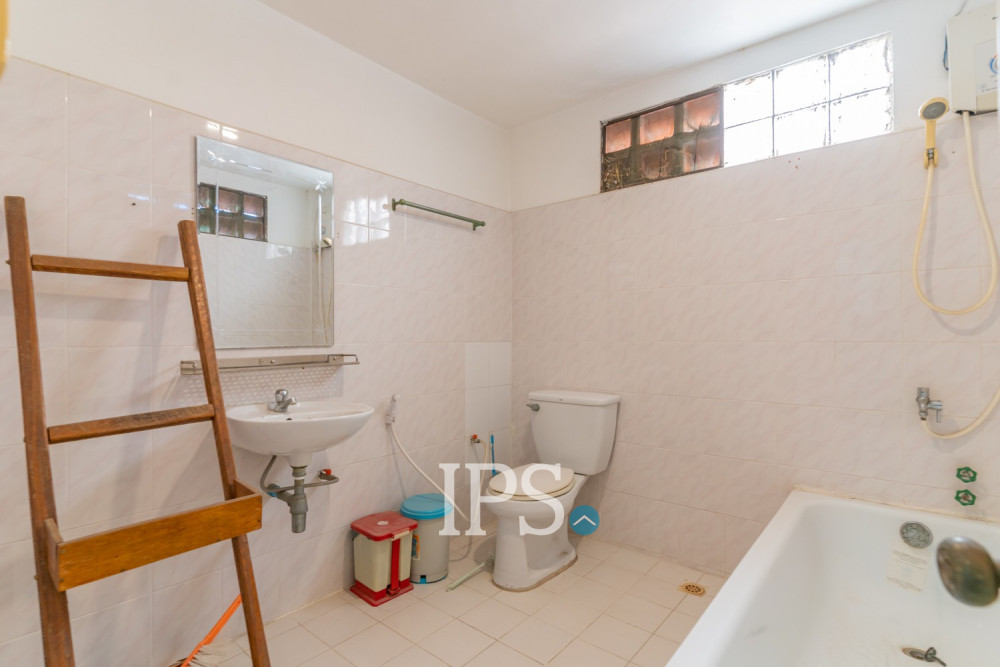 4 Bedroom Townhouse For Rent - Tonle Bassac, Phnom Penh - Image 21