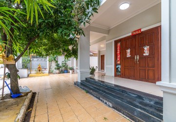 4 Bedrooms Villa For Rent -Tonle Bassac, Phnom Penh thumbnail