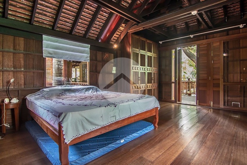 3 Bedroom Wooden Villa For Rent -  Preaek Lieb, Phnom Penh