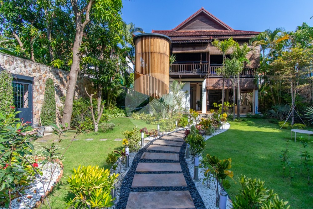 4 Bedroom Wooden Villa For Sale - Wat Damnak, Siem Reap