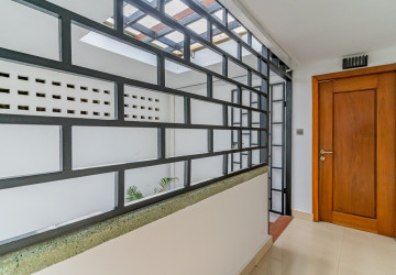 Renovated 1 Bedroom Apartment  For Rent - Phsar Chas, Phnom Penh thumbnail