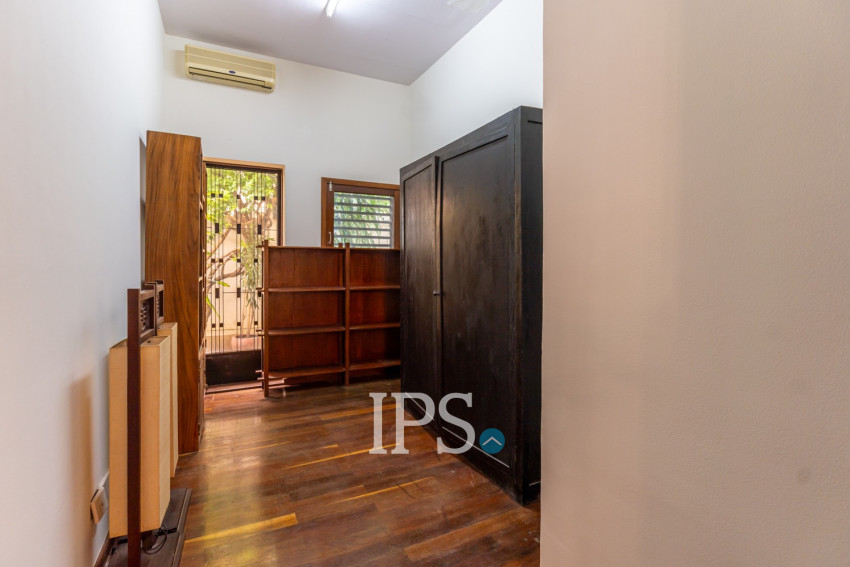 Renovated 3 Bedroom Apartment For Rent - Srah Chork , Phnom Penh