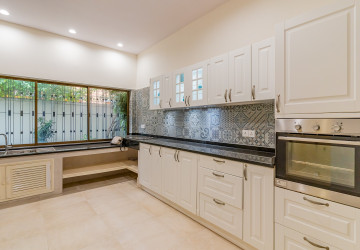 Renovated 3 Bedroom Apartment For Rent - Srah Chork , Phnom Penh thumbnail