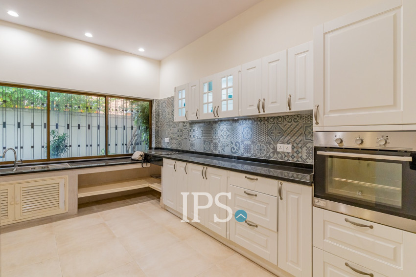 Renovated 3 Bedroom Apartment For Rent - Srah Chork , Phnom Penh