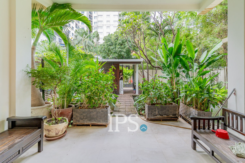 Renovated 3 Bedroom Apartment For Rent - Srah Chork , Phnom Penh