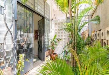 Renovated 3 Bedroom Apartment For Rent - Chakto Mukh, Phnom Penh thumbnail