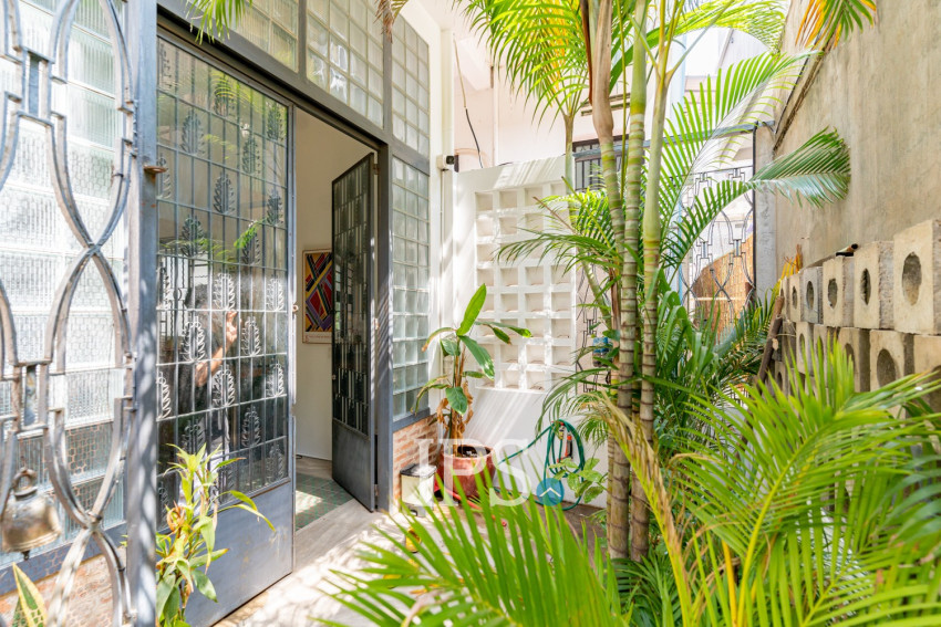 Renovated 3 Bedroom Apartment For Rent - Chakto Mukh, Phnom Penh