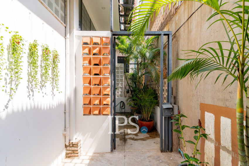 Renovated 3 Bedroom Apartment For Rent - Chakto Mukh, Phnom Penh